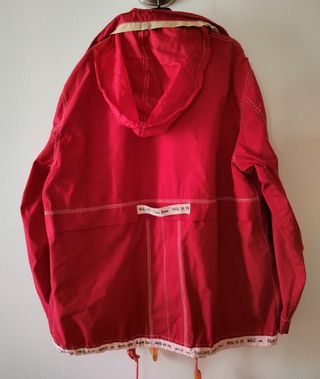 Cortavientos vintage con capucha 
