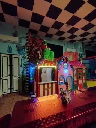 salón con parque de bolas cumpleaños niños