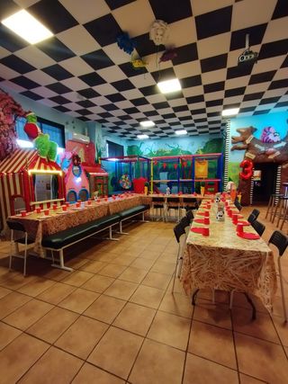 salón con parque de bolas cumpleaños niños