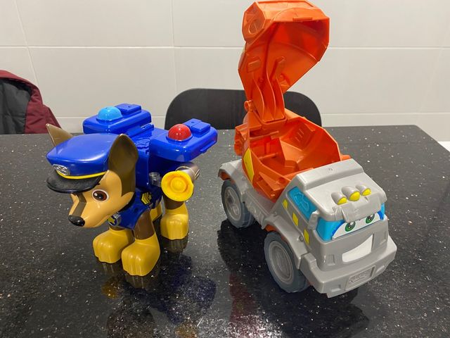 Camión, patrulla canina.