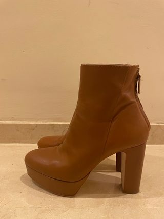 Botines tacón camel de Zara