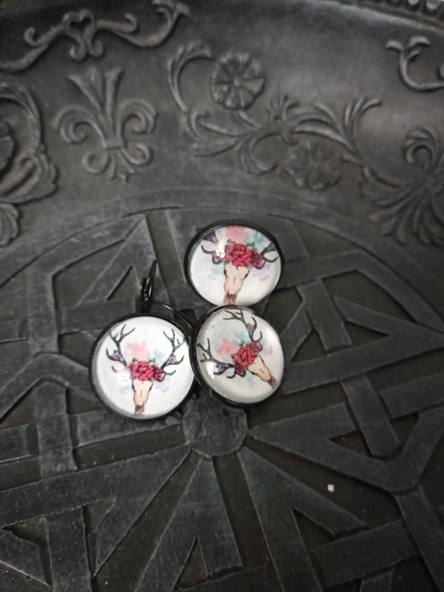 Pendientes y anillo calavera boho.