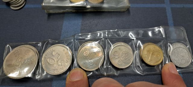 Pesetas y otras monedas