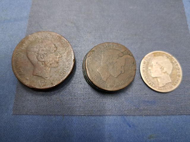 Pesetas y otras monedas