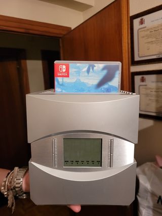 Reloj despertador portajuegos