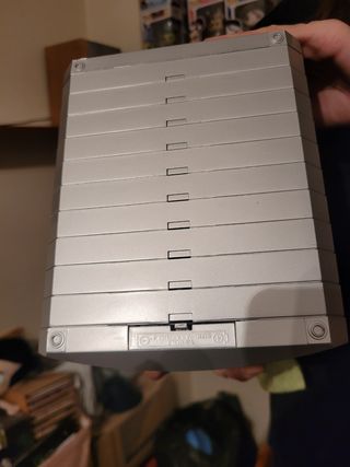 Reloj despertador portajuegos