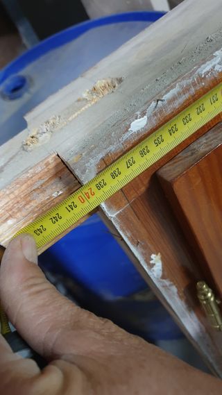 1 VENTANA PEQUEÑA DE MADERA