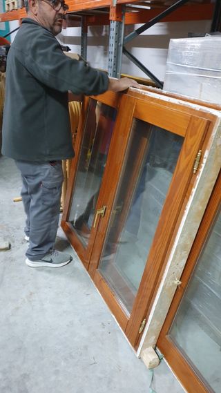 1 VENTANA PEQUEÑA DE MADERA