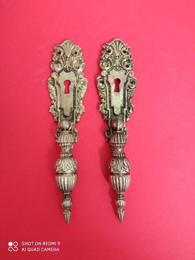 Antiguidades, de bronze, ferragens e coisas velhas