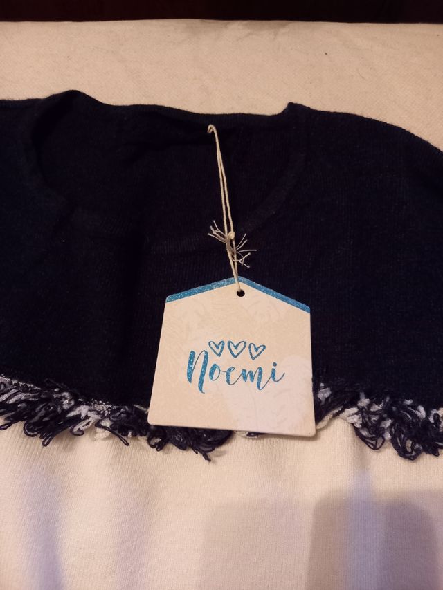 Sueter azul marino y blanco