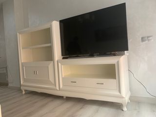 Mueble salón de madera.
