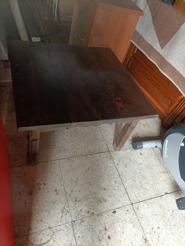 mesa vaja en madera