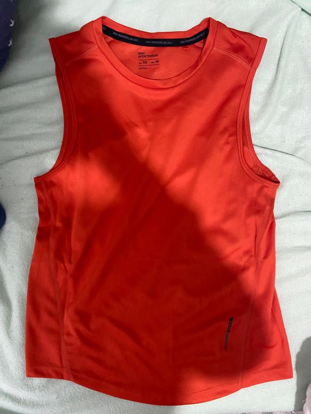 Camiseta de tirantes naranja.