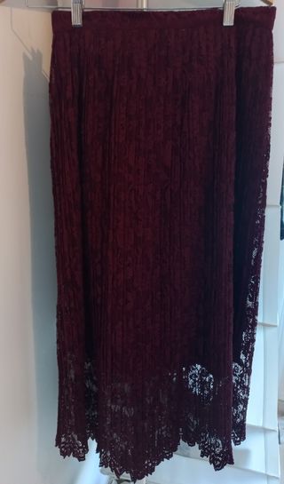 Falda larga encaje burdeos.