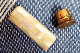 Funda para lápiz labial, madre perla, metal dorado