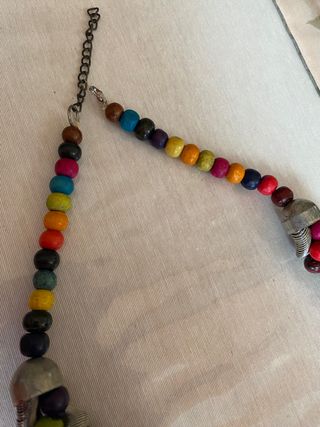 Collar de cuencas multicolor