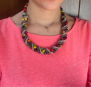 Collar de cuencas multicolor
