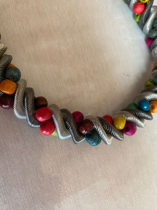 Collar de cuencas multicolor