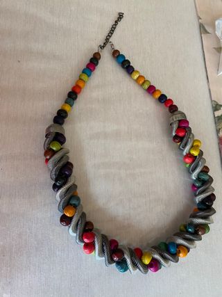 Collar de cuencas multicolor