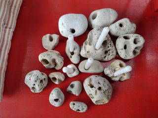 PIEDRAS RECOGIDAS EN LA PLAYA  EROSIONADAS.