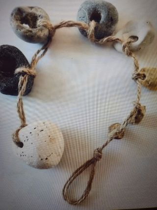 PIEDRAS RECOGIDAS EN LA PLAYA  EROSIONADAS.