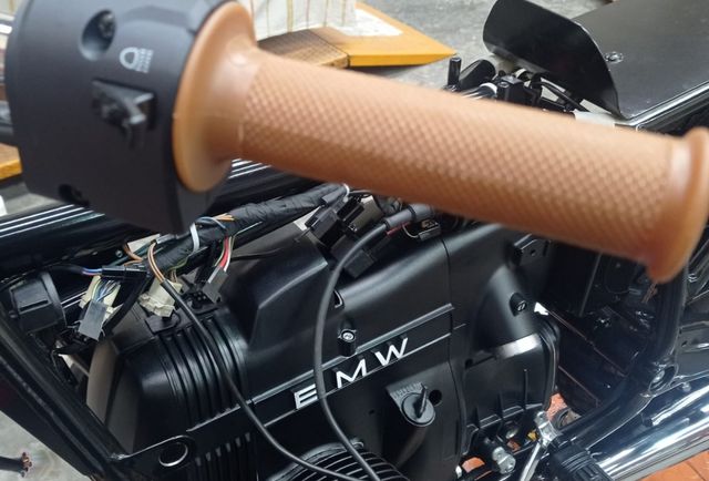 Puños Domino Café racer color marrón