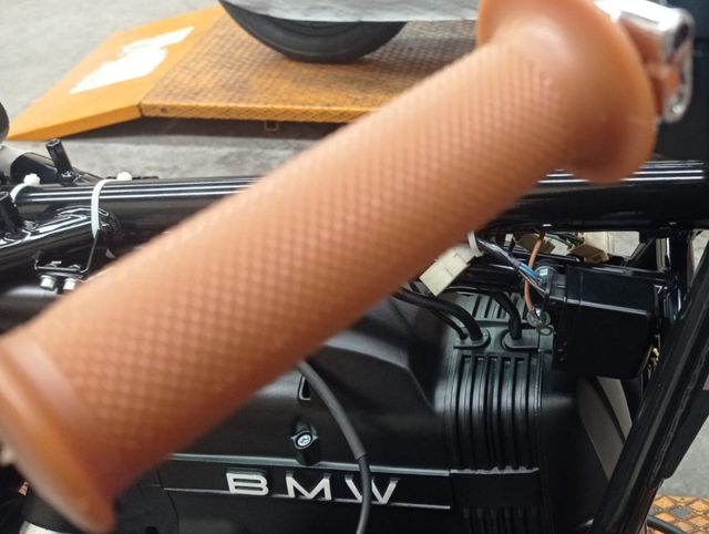 Puños Domino Café racer color marrón