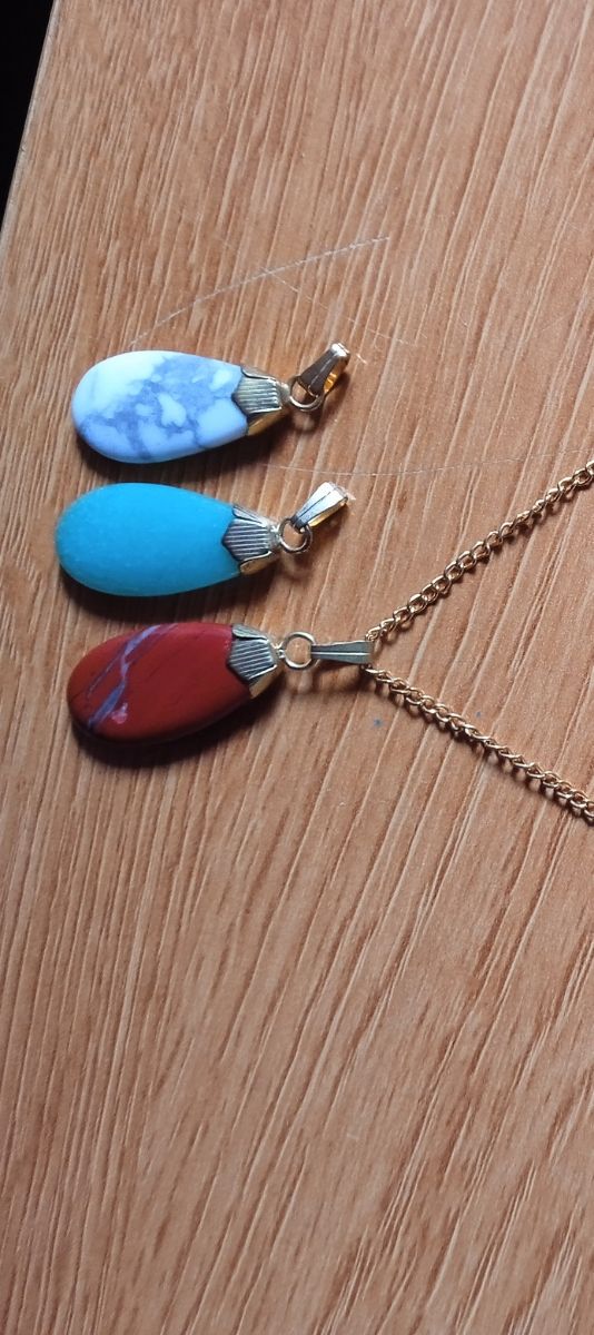 Colgante con tres piedras