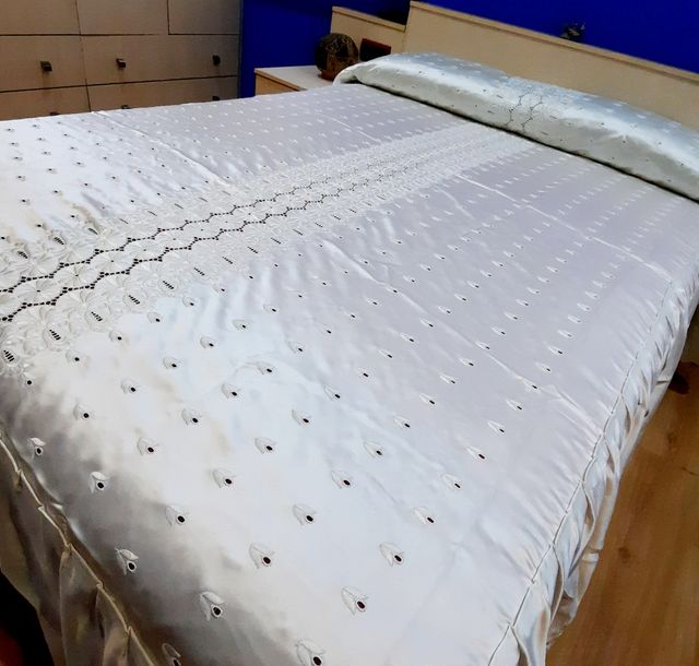 Colcha de raso blanco