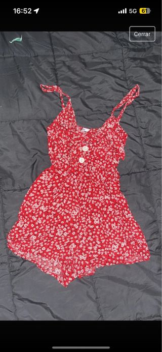 Mono rojo con flores