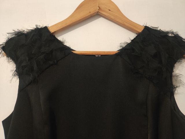 vestido negro con aplicaciones en hombros y cintur