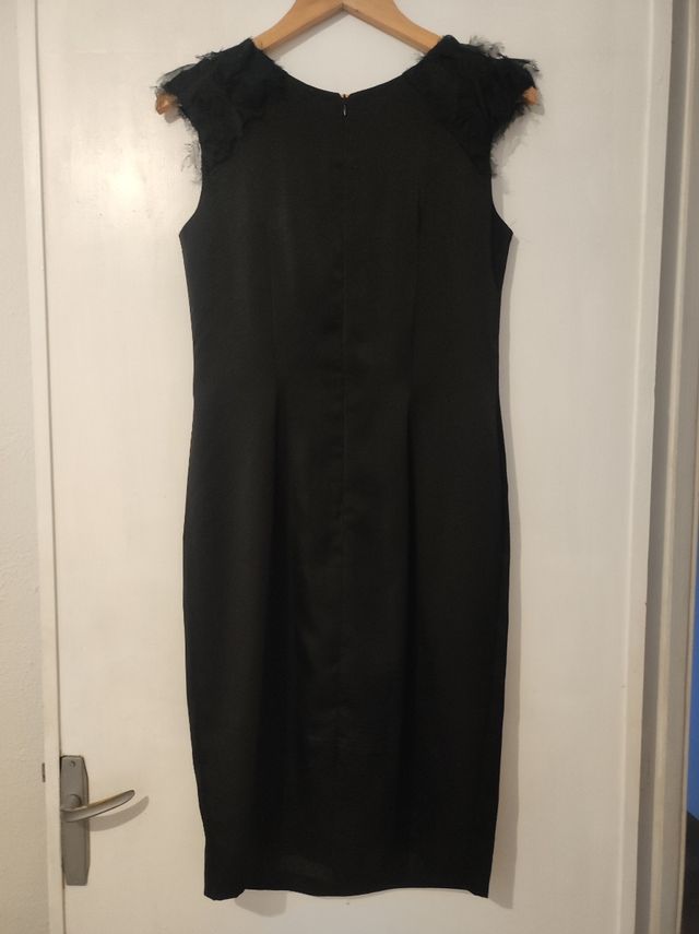 vestido negro con aplicaciones en hombros y cintur