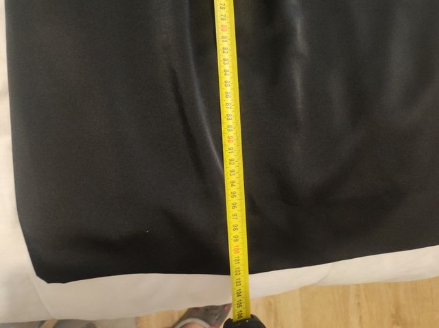 vestido negro con aplicaciones en hombros y cintur