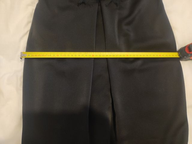 vestido negro con aplicaciones en hombros y cintur