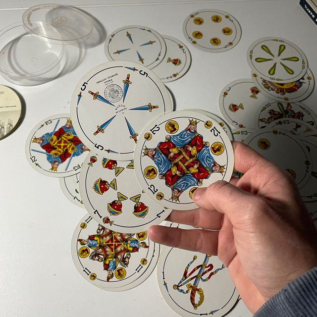 Curiosa baraja española circular vintage