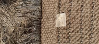 Alfombra gris de pelo