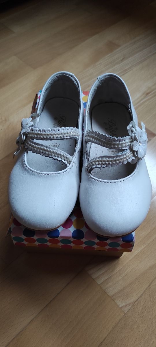 Zapatos blancos niña. Talla 26