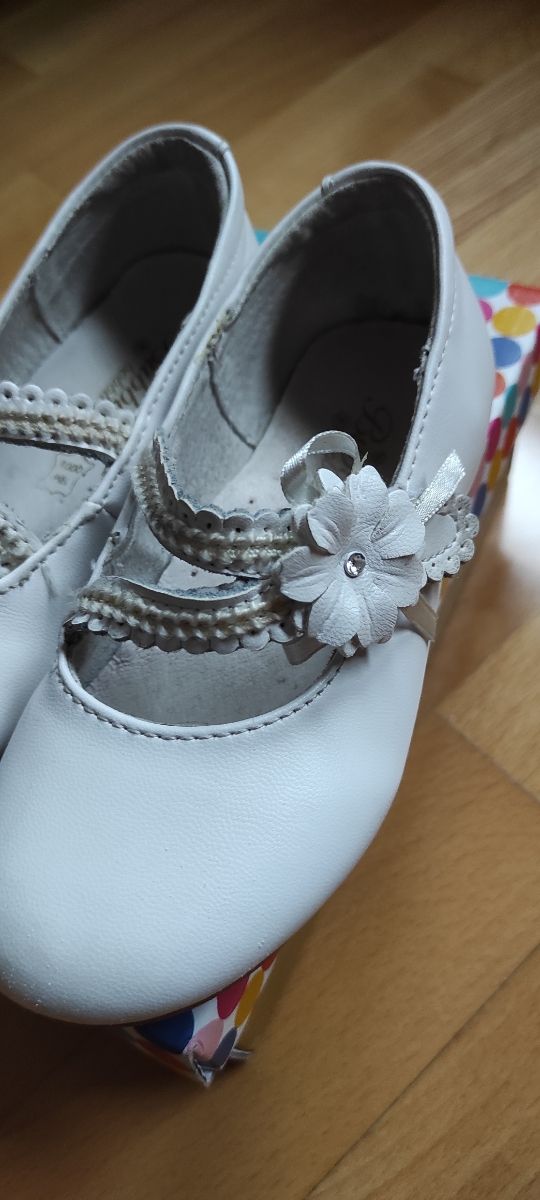 Zapatos blancos niña. Talla 26