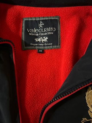 Chaqueta vale 4 talla xs 
