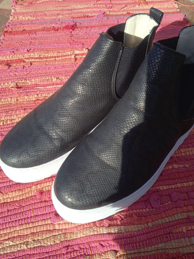 Botín elástico con plataforma. N°40. Unisex.