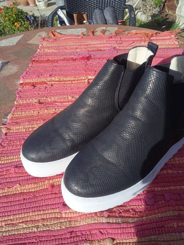 Botín elástico con plataforma. N°40. Unisex.