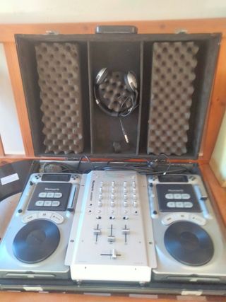 LECTORES Y MESA DE DJ