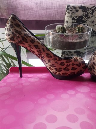 Zapatos Peeptoes tacón piel leopardo N39 Zara