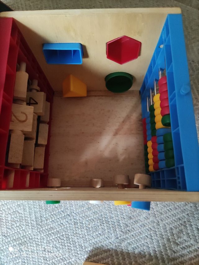 Cubo de actividades de madera para bebés.