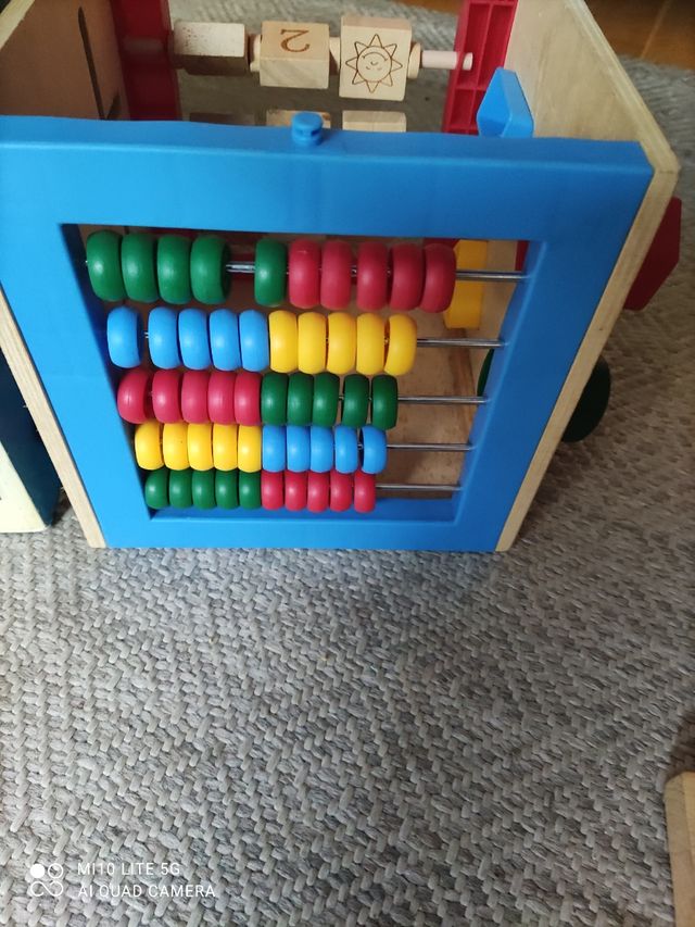 Cubo de actividades de madera para bebés.