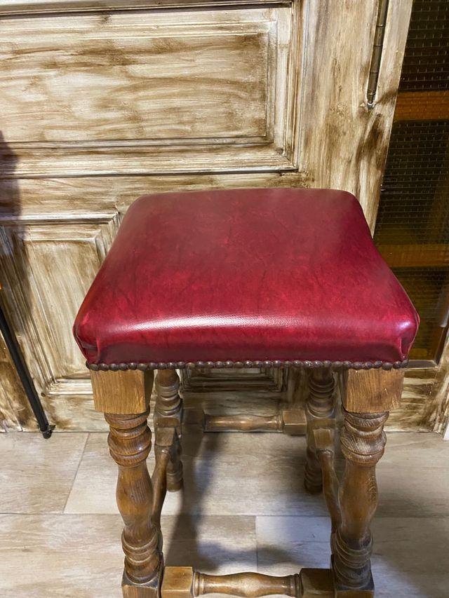 Taburete de madera antiguo