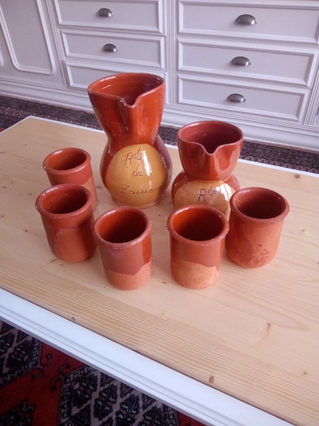 Jarras y vasos de barro