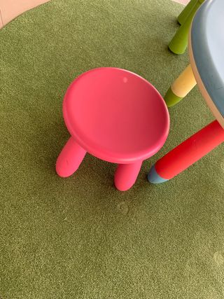Mesa niños con silla, taburete y alfombra de ikea