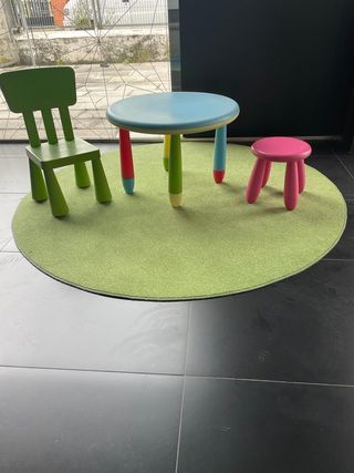 Mesa niños con silla, taburete y alfombra de ikea