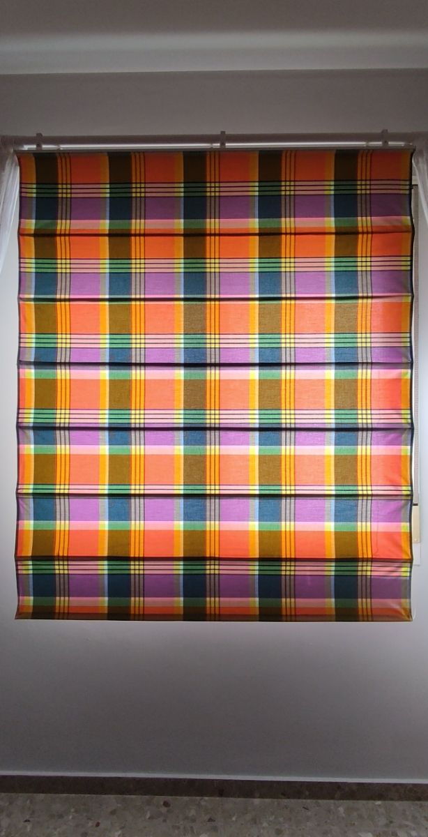 Estor plegable con varillas